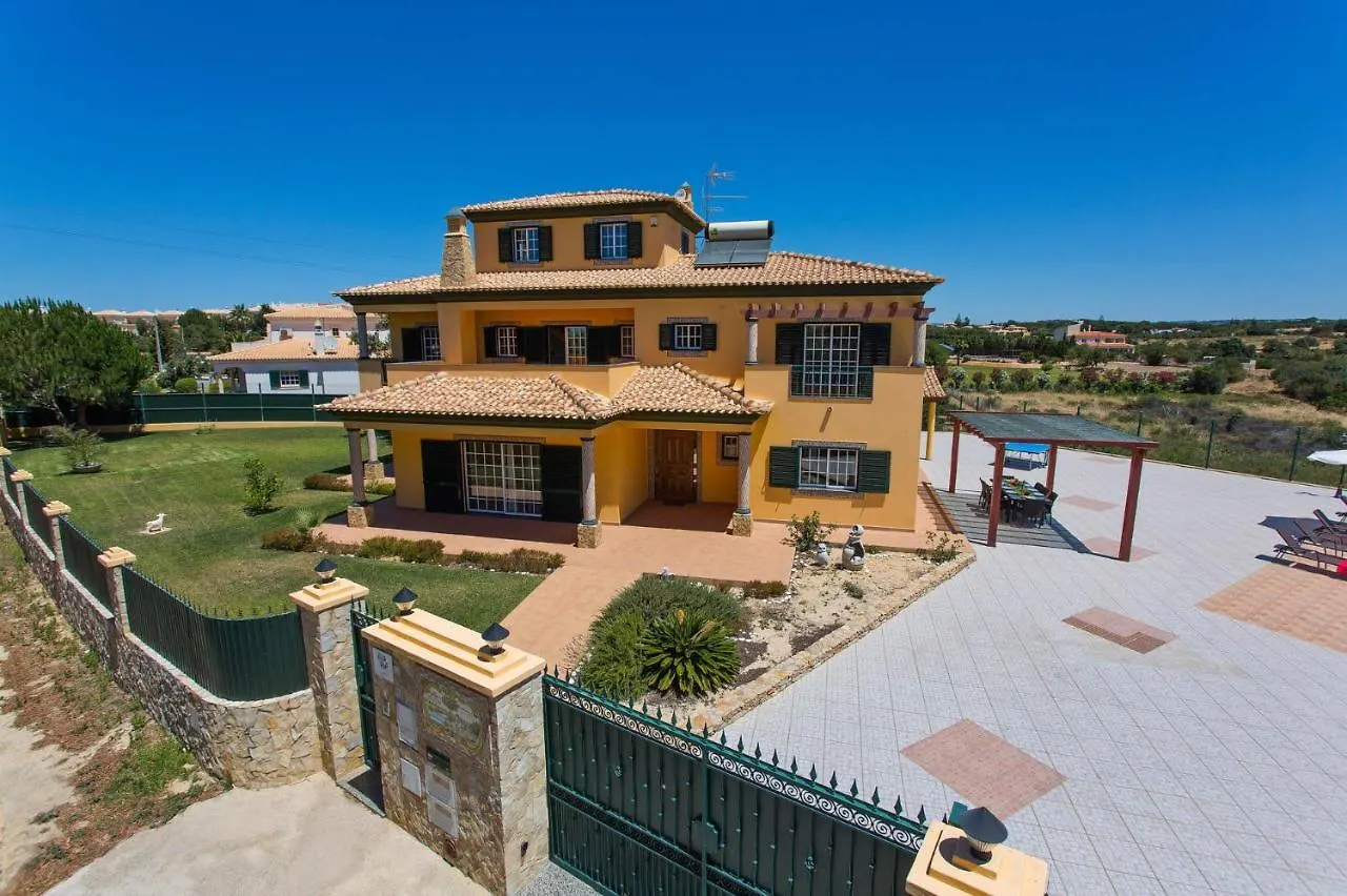 Villa Nincha - Heated Pool - Free Wi-Fi - Air Con Albufeira